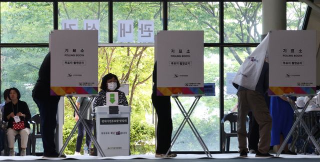 제21대 대통령선거 사전투표 둘째 날인 30일 오전 경기 수원시 권선구 정현중보들테니스센터에 마련된 사전투표서에서 시민들이 사전투표를 하고 있다. / 사진=뉴스1 김영운 기자 /사진=(수원=뉴스1) 김영운 기자