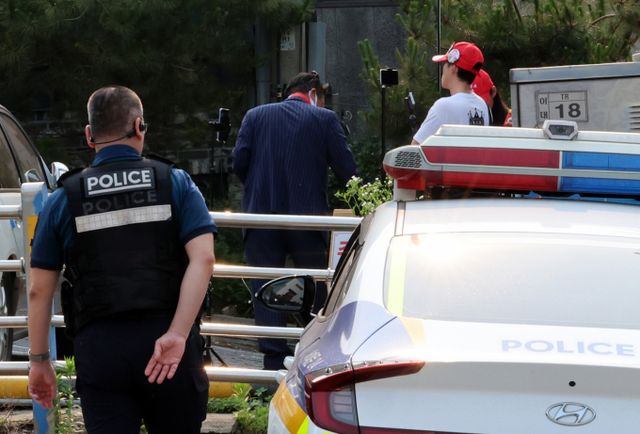 제21대 대통령선거 사전투표 첫날인 29일, 서울 신촌의 한 사전투표소에서 투표용지가 외부로 반출되는 사건이 발생했다. 사진은 제21대 대통령 선거 사전투표 이틀째인 30일 오전 서울 서대문구 구 신촌동주민센터에 마련된 사전투표소 인근에 경찰과 유튜버가 대기하고 있는 모습. /사진=뉴시스