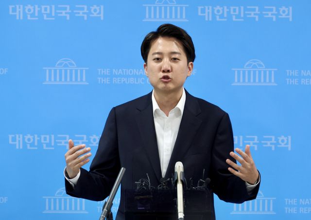 이준석 개혁신당 대선 후보가 30일 발언 논란을 사과하는 동시에 더불어민주당을 비판했다. 사진은 이날 오후 서울 여의도 국회 소통관에서 기자회견을 연 후 기자들과 만나 이준석 후보. /사진=뉴시스