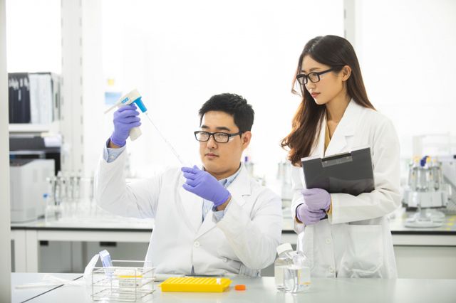 삼성바이오에피스의 엑스지바 바이오시밀러 엑스브릭이 식품의약품안전처로부터 품목허가를 획득했다. 삼성바이오에피스 연구원이 연구 활동을 하고 있다. /사진=삼성바이오에피스 