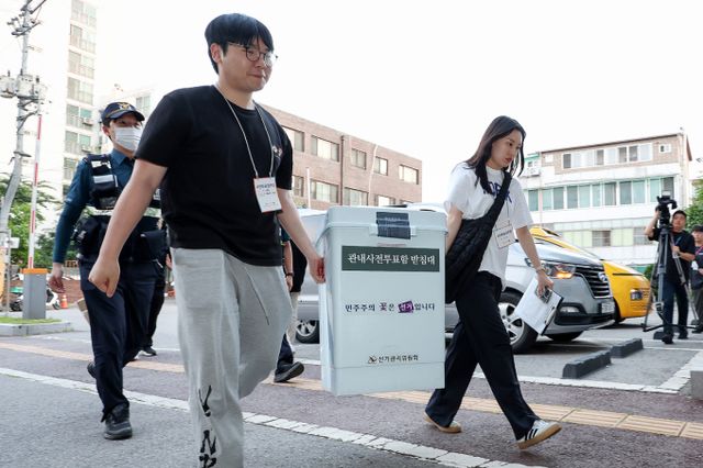 선관위에 따르면 이날 오전 11시부터 낮 12시까지 약 1시간 동안 서울 서대문구 신촌동 사전투표소에서 관외 투표자 30~40명이 본인 확인을 거친 후 투표용지와 회송용 봉투를 수령하고 투표소를 이탈했다. 사진은 제21대 대통령선거 사전투표일 첫날인 29일 오후 서울 동대문구 동대문구선거관리위원회에서 선관위 관계자들이 관내 사전투표함을 보관소로 옮기고 있는 모습. /사진=뉴스1