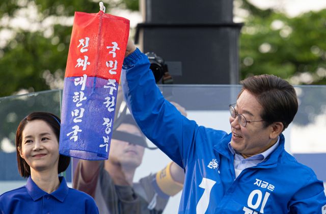불균형 발전의 피해를 본 지방과 접경 지역에 대한 인센티브 확대를 약속하며 공정한 분배를 넘어 거리와 희생에 따른 정당한 보상 구조를 제도화하겠다는 의지도 피력했다. 사진은 이재명 더불어민주당 대통령 후보가 30일 오후 충북 충주시 충주체육관 시계탑광장에서 청사초롱을 들고 포즈를 취하고 있는 모습. /사진=뉴스1