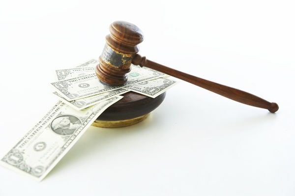 법인카드를 악용해 19만원을 편취한 50대 직원이 벌금형을 선고받았다. /사진=이미지투데이