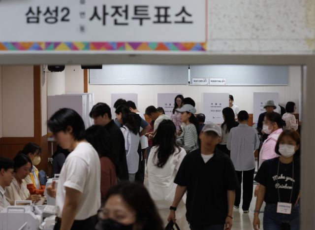 제21대 대통령선거 사전투표 둘째날인 30일 오후 서울 강남구 삼성2동 주민센터에 마련된 사전투표소에서 유권자들이 북적이고 있다. / 사진=뉴시스 조수정 기자 /사진=조수정