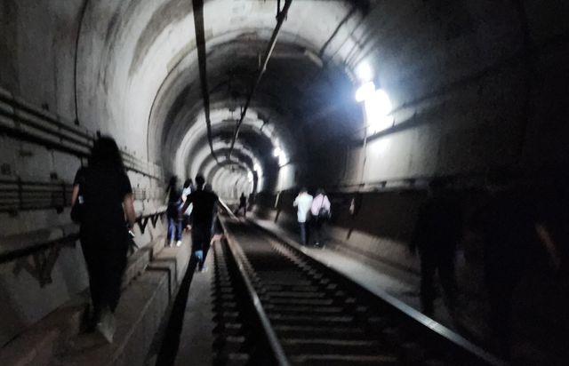 서울 지하철 5호선 열차에서 방화 화재 사고를 겪은 시민 후기가 온라인 커뮤니티에 올라왔다. 사진은 31일 오전 8시47분쯤 서울 지하철 5호선 여의나루에서 마포역 방향으로 향하던 지하철에서 방화로 인한 화재가 발생해 승객들이 철로를 통해 대피하는 모습. /사진=뉴시스(독자 제공) 