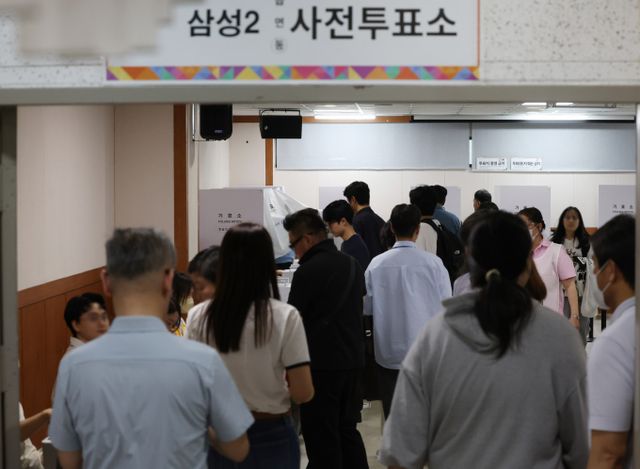 경찰이 제21대 대통령 선거 사전투표 첫날 서울 강남구 한 투표소에서 배우자 신분증으로 대리 투표한 혐의를 받는 선거사무원에 대한 구속영장을 신청했다고 밝혔다. 사진은 지난 30일 서울 강남구 삼성2동 주민센터에 마련된 사전투표소에서 유권자들이 투표를 기다리는 모습. 사진은 해당 기사와 상관없음. /사진=뉴시스