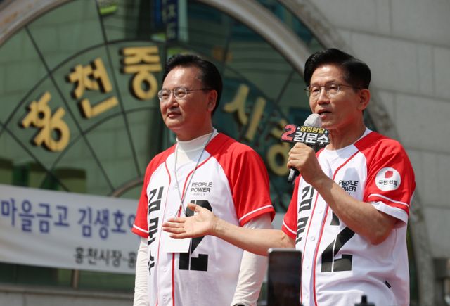 [홍천=뉴시스] 고승민 기자 = 김문수 국민의힘 대선 후보가 31일 강원 홍천 꽃뫼공원에서 홍천군·횡성군·영월군·평창군 합동유세를 하고 있다. 2025.05.31. kkssmm99@newsis.com /사진=고승민