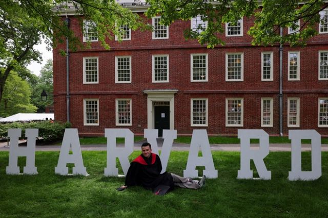 미국 국무부가 학생 비자 신청자를 대상으로 SNS 검증을 하라는 지시를 외교전문을 통해 전했다. 사진은 지난달 28일(현지시각) 미국 매사추세츠주 케임브리지에서 열린 하버드 대학교 제374회 졸업식에서 기념 사진을 찍는 졸업생의 모습. /사진=로이터