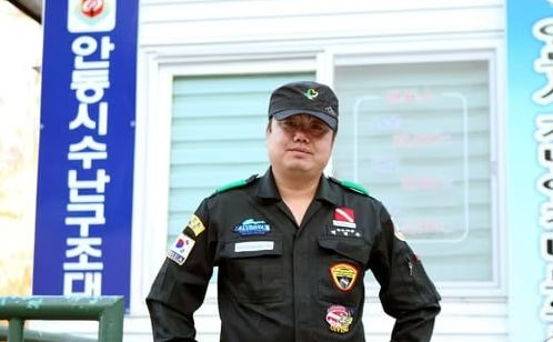 15년 전 안동댐 인근에서 실종된 50대 남성을 발견한 전 안동시수난구조대장의 발언이 화제다. 사진은 안동댐에서 실종자 변사체를 발견한 백민규 전 안동시수난구조대장의 모습. /사진=뉴스1