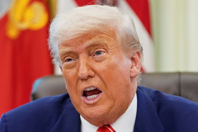 (워싱턴DC 로이터=뉴스1) 류정민 특파원 = 트럼프 미국 대통령이 30일(현지시간) 워싱턴DC 백악관 오벌오피스에서 기자회견을 하고 있다. 트럼프 대통령은 이날 회견에서 중국이 지난 10~11일 스위스 제네바에서 미국과의 관세 합의를 제대로 이행하지 않고 있다며 시진핑 중국 국가주석과 대화하겠다고 밝혔다. 2025.05.30 ⓒ 로이터=뉴스1 Copyright © 뉴스1. All rights reserved. 무단 전재 및 재배포, AI학습 이용 금지. /사진=(워싱턴DC 로이터=뉴스1) 류정민 특파원