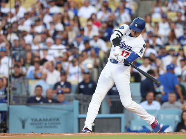 오타니 쇼헤이(LA다저스)가 뉴욕 양키스와의 경기에서 홈런 두 방을 쏘아올렸다. 사진은 지난 30일(현지시각) 미국 캘리포니아주 로스앤젤레스 다저스 스타디움에서 열린 다저스와 양키스 경기 1회말 홈런을 친 오타니의 모습. /사진=로이터