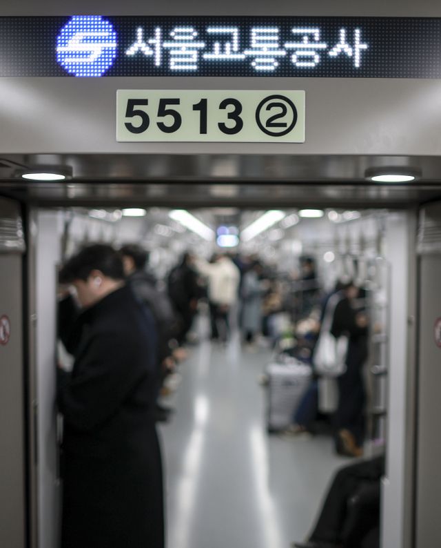 [서울=뉴시스] 정병혁 기자 = 19일 서울 마포구 지하철 5호선 애오개역에서 시민들이 지하철을 이용하고 있다. 서울 지하철 1~8호선을 운영하는 서울교통공사 노동조합이 다음 달 6일 총파업을 예고했다. 총파업을 앞두고 오는 20일부터 준법투쟁에 돌입한다. 전국민주노동조합총연맹 산하 서울교통공사 제1노조는 오늘 기자회견을 열고 “11월 20일을 기해 준법 운행, 법과 사규에 정한 2인1조 작업 준수, 규정에서 정한 점검 외 작업 거부 등 준법투쟁을 개시한다”고 발표했다. 2024.11.19. jhope@newsis.com /사진=정병혁