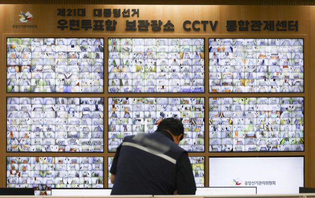 [과천=뉴시스] 김근수 기자 = 제21대 대통령선거 사전투표가 종료된 30일 경기도 과천 중앙선거관리위원회 선거종합상황실에서 한 관계자가 우편투표함 보관장소 CCTV를 모니터링하고 있다. 사전투표 최종 투표율은 34.74%로 집계됐다. 2025.05.30. ks@newsis.com /사진=김근수