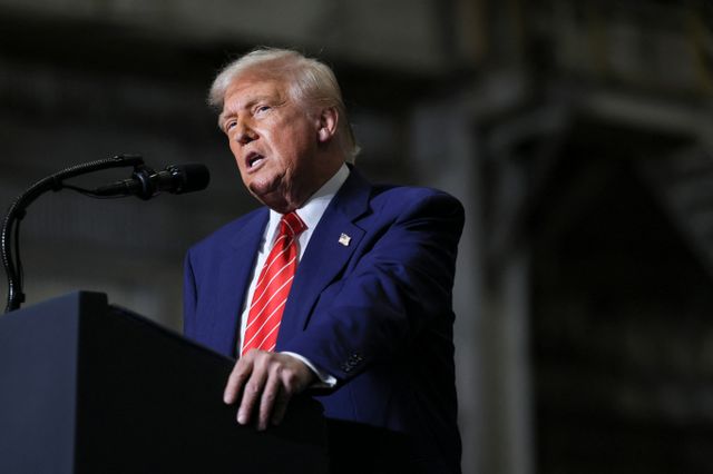 도널드 트럼프 미국 대통령이 일본제철 US스틸 인수에 대해 아직 최종 승인하지 않았다며 해당 계약에 대해 매우 큰 투자라고 홍보했다. 사진은 트럼프 대통령이 지난 30일(현지시각) 미국 펜실베이니아주 웨스트미플린 US스틸 공장에서 연설하는 모습. /사진=로이터