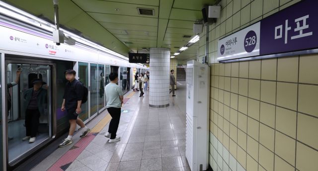 [서울=뉴시스] 조수정 기자 = 31일 오전 방화로 인해 운행이 중단됐던 서울 지하철 5호선 마포역에서 열차가 정상 운행하고 있다. 이날 오전 8시 43분께 서울 지하철 5호선 여의나루에서 마포역 방향으로 향하던 지하철에서 방화로 인한 화재가 발생했. 승객 400여명이 터널을 통해 마포역 등으로 대피했고 21명은 연기흡입과 골절 등 부상으로 병원 이송했다. 10시 24분께 화재가 완진됐다. 경찰은 오전 9시 45분께 방화 용의자 60대 남성을 여의나루역 인근에서 현행범으로 체포해 영등포경찰서에서 조사중이다. 2025.05.31. chocrystal@newsis.com /사진=조수정