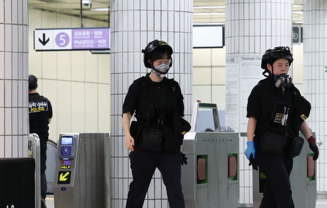 경찰이 서울 지하철 5호선에 불을 지른 60대 남성에 대한 구속영장을 다음달 1일쯤 신청할 예정이다. 사진은 31일 오전 방화로 추정되는 화재가 발생한 서울 지하철 5호선 마포역에서 경찰 과학수사대원들이 이동하는 모습. /사진=뉴스1