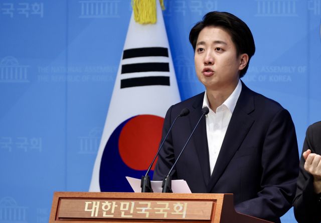 이준석 개혁신당 대선 후보 측이 31일 더불어민주당 등을 대상으로 법적 조치에 나섰다. 사진은 전날 서울 여의도 국회 소통관에서 기자회견을 진행한 이준석 후보. /사진=뉴시스