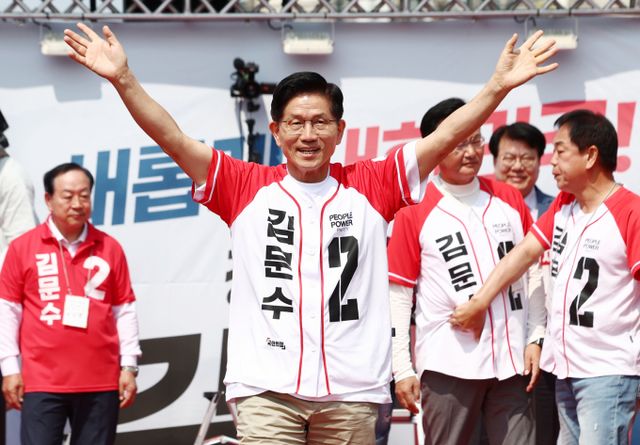 김문수 국민의힘 대선 후보가 31일 아내 설난영 여사 관련 언급을 내놨다. 사진은 이날 오전 강원 홍천·횡성·영월·평창 합동 유세를 진행한 김 후보. /사진=뉴스1