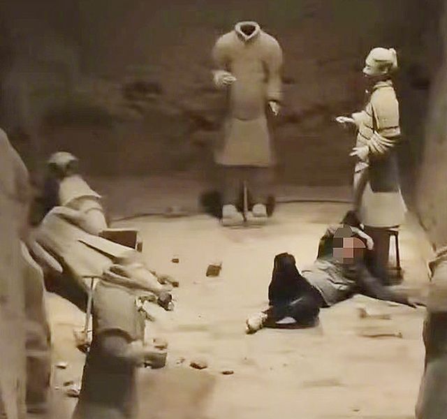 30세 남성이 중국 산시성 시안시 진시황릉 병마용 구덩이에 뛰어들어 문화재인 병마용이 손상됐다. 사진은 지난 30일(현지시각) 중국 산시성 시안시 진시황릉 병마용 구덩이에 뛰어든 30세 남성의 모습. /사진=펑파이신문 홈페이지 캡처 