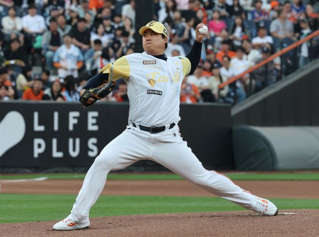 프로야구 한화 이글스가 NC다이노스와의 원정 경기에서 7-1로 승리했다. 이날 한화 류현진은 6이닝 1실점을 선보이며 팀 승리를 이끌었다. 사진은 지난 13일 대전 한화생명볼파크에서 열린 '2025 신한 SOL 뱅크 KBO리그' 프로야구 한화 이글스와 두산 베어스 경기에서 한화 선발 투수 류현진이 역투하는 모습. /사진=뉴스1