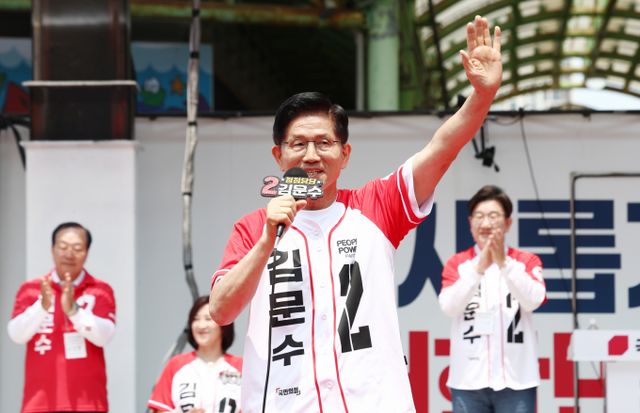 김문수 국민의힘 대선 후보가 31일 오후 강원 강릉 유세에서 유권자들의 지지를 호소했다. 사진은 이날 강원 속초에서 유세를 진행한 김 후보. /사진=뉴스1