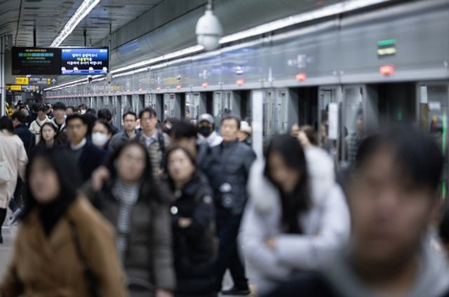 서울지하철 5호선 열차에서 방화로 추정되는 화재가 발생해 승객들이 대피했다. 사진은 지난해 12월5일 서울 종로구 지하철 5호선 광화문역의 모습. 해당 기사와 상관없음. /사진=뉴스1