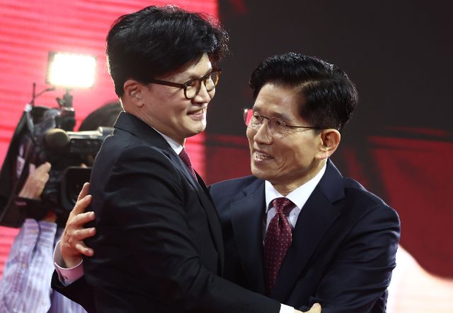 김문수 국민의힘 대선후보가 4일 첫 공식 행보로 국립현충원, 한센인마을, 전통시장 등을 방문한다. 사진은 전날 경기 고양 킨텍스에서 열린 5차 전당대회에서 한동훈 후보와 포옹하는 김 후보. /사진=뉴스1