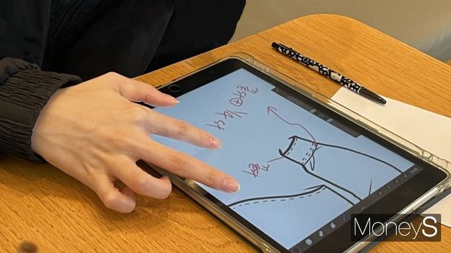 디자인업계 취업을 원하는 이은서씨(가명·24)는 경제를 살려 일자리를 늘릴 수 있는 대통령 후보를 원했다. 사진은 취업 준비와 관련된 작업물을 설명하는 이씨. /사진=김동욱 기자