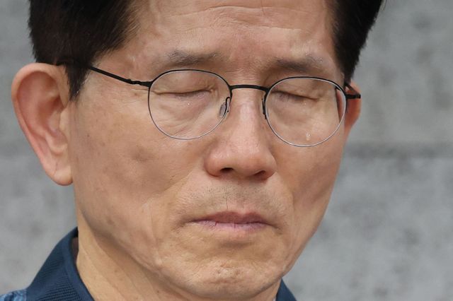 김문수 국민의힘 대선후보가 후보 단일화에 대한 향후 입장을 밝혔다. 사진은 4일 경기 포천 한센인마을에 방문해서 눈물을 흘리는 김 후보. /사진=뉴시스