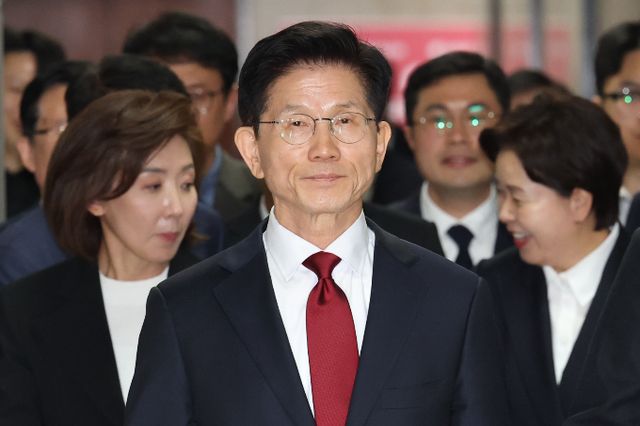 신동욱 국민의힘 수석대변인이 4일 한덕수 무소속 예비후보와의 단일화를 추진한다고 밝혔다. 사진은 이날 선대위 회의에 참석하는 김문수 후보. /사진=뉴스1