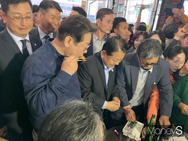 이재명 더불어민주당 대선후보가 1차 골목골목 경청투어를 4일 마친다. 사진은 지난 2일 강원 고성 한 전통시장을 찾은 이 후보. /사진=유찬우 기자