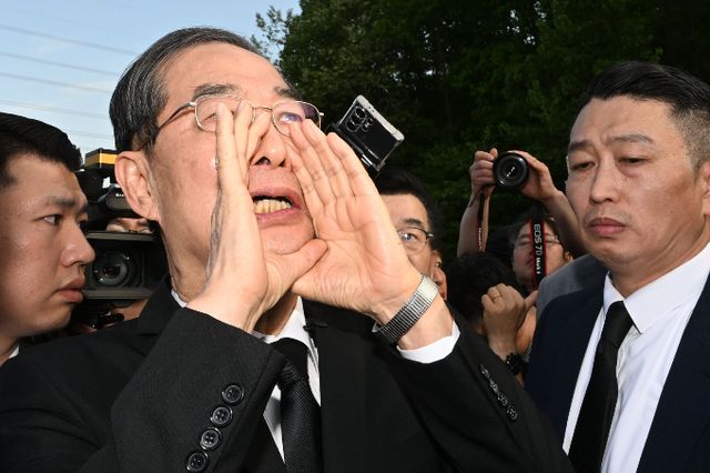 더불어민주당이 한덕수 무소속 대선 예비후보를 향해 "광주시민과 5월 영령을 또다시 능멸했다"고 비판했다. 사진은 지난 2일 5·18민주묘지 참배에 나서던 중 광주시민들에 가로막혀 돌아선 뒤 읍소하는 한 후보. /사진=뉴시스