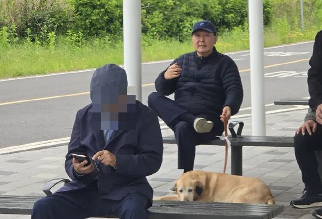 윤석열 전 대통령과 반려견의 모습./사진=온라인 커뮤니티 캡처