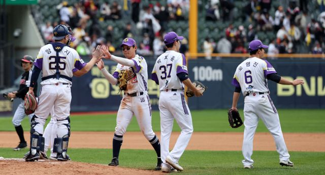어린이날인 5일 서울 송파구 잠실야구장에서 열린 2025 프로야구 LG 트윈스 vs 두산 베어스의 경기, 5-2로 LG에 승리를 거둔 두산 선수들이 자축하고 있다./사진=뉴시스 
