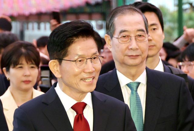 김문수 국민의힘 대선 후보와 한덕수 무소속 대선 예비후보가 5일 서울 종로구 조계사에서 열린 부처님오신날 봉축법요식에 참석하고 있다. / 사진=대통령실통신사진기자단 