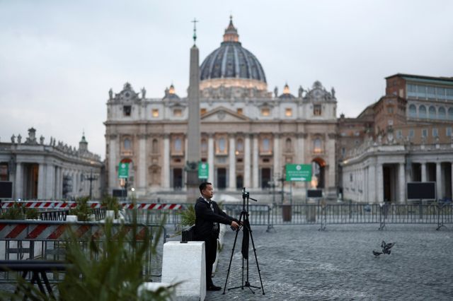 5일 로마 바라본 바티칸 성 베드로 광장 앞에서 다음 교황 선출을 위한 공의회를 앞두고 한 기자가 장비를 설치하고 있다. /사진=로이터