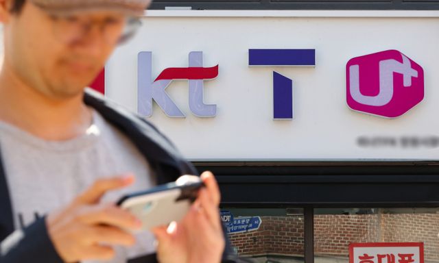 5dlf 오전 9시 기준 유심을 교체한 SK텔레콤 가입자는 100만명이다. 사진은 서울 시내 한 이동통신사 대리점 모습. /사진=뉴시스