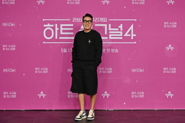 방송인 이상민이 17일 오전 온라인으로 진행된 채널A '하트시그널 시즌4' 제작발표회에 참석해 포즈를 취하고 있다. '하트시그널'은 청춘 남녀들이 '시그널 하우스'에 머물며 서로 '썸'을 타고, 연예인 예측단이 이들의 심리를 추리하는 연애 리얼리티 프로그램. 오는 17일 밤 10시 30분 첫 방송된다. / 사진제공 = 채널A