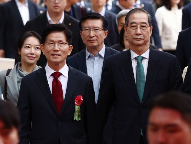 김문수 국민의힘 대통령 후보(왼쪽)와 한덕수 무소속 대통령 선거 예비후보가 5일 오전 서울 종로구 조계사에서 열린 불기 2569년 부처님오신날 봉축법요식에 참석하고 있다. / 사진=뉴스1 김문수 기자 /사진=(서울=뉴스1) 김민지 기자