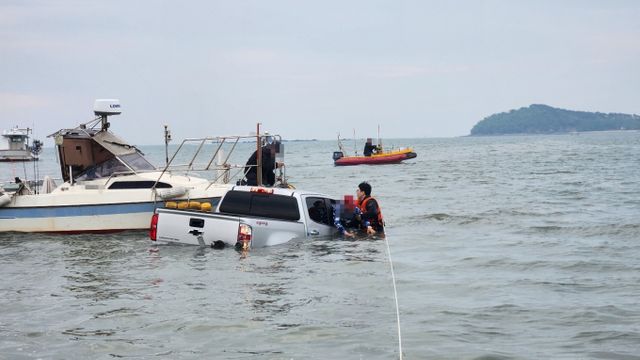 인천해경 하늘바다파출소 경찰관들이 5일 인천 중구 덕교동 거잠포선착장 인근 해상에서 침수된 차량에 갇힌 남성을 구조하고 있다./사진=인천해양경찰서