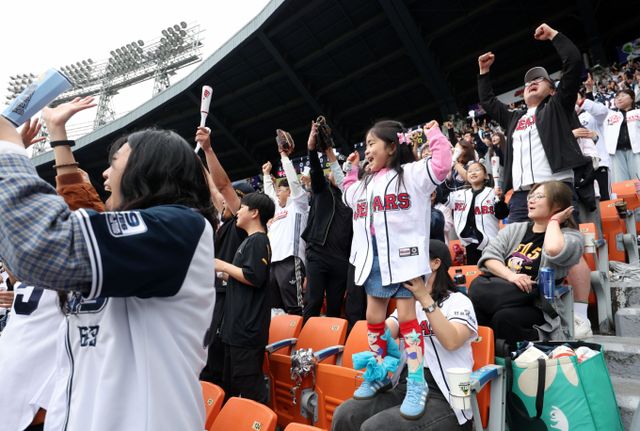 어린이날인 5일 서울 송파구 잠실야구장에서 열린 2025 프로야구 LG 트윈스 vs 두산 베어스의 경기, 어린이 야구팬이 열띤 응원을 펼치고 있다./사진=뉴시스 