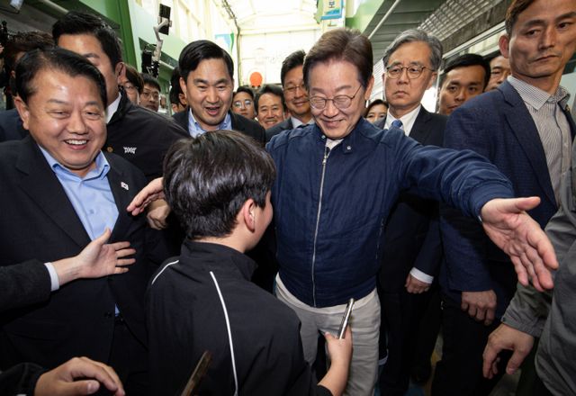 '골목골목 경청투어 : 접경벨트편'에 나선 이재명 더불어민주당 대통령 후보가 2일 오후 강원 인제군 북면 원통시장에서 한 어린이를 안아주고 있다. / 사진=뉴스1 이재명 기자 /사진=(인제=뉴스1) 이재명 기자