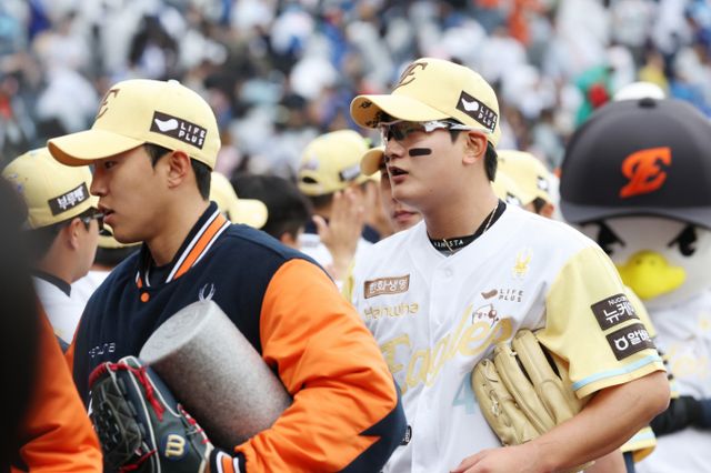 5일 대전 한화생명볼파크에서 열린 '2025 신한 SOL 뱅크 KBO리그' 프로야구 한화 이글스와삼성 라이온즈 경기에서 한화가 3대1 승리해 선수들이 하이파이브 하며 기뻐하고 있다. /사진=뉴스1