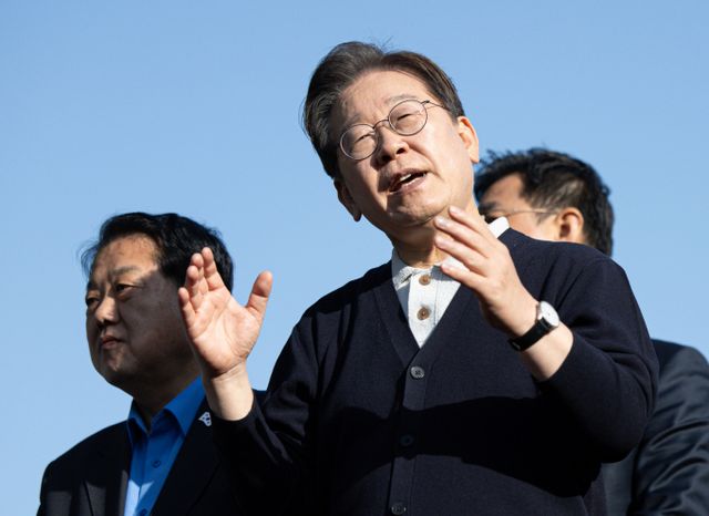 '골목골목 경청투어 : 단양팔경편'에 나선 이재명 더불어민주당 대통령 후보가 4일 오후 충북 제춘구 의림지에서 연설을 하고 있다. / 사진=뉴스1 이재명 기자 /사진=(제천=뉴스1) 이재명 기자