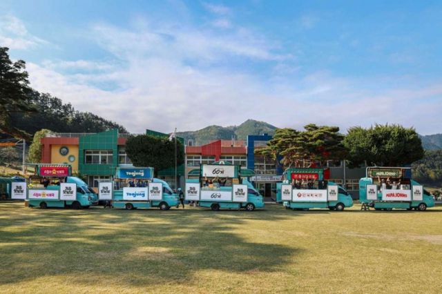 배민 운영사 우아한형제들은 4월 20일 강원도 삼척시 가곡면 일대에서 5개 외식 브랜드와 푸드트럭을 이용한 음식배달 이벤트 '처음 맛난 날 by 배민방학도시락'을 진행했다./사진=우아한형제들제공