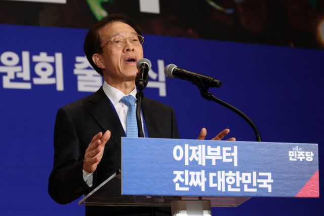 이석연 민주당 공동선대위원장이 이재명 대선 후보의 공직선거법 위반 사건과 관련해 "대법원이 속전속결로 오는 6월3일 이전에 선고를 강행한다면 그 판결은 위헌·무효"라고 날을 세웠다. 사진은 지난달 30일 서울 여의도 국회 의원회관에서 열린 더불어민주당 제21대 대통령선거 '진짜 대한민국' 중앙선거대책위원회 출범식에 나섰던 이 공동선거대책위원장. /사진=뉴시스