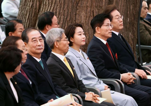 이재명 더불어민주당 대통령 후보가 49%의 지지율을 기록하며 독주를 이어가고 있다. 사진은 이 후보(오른쪽 첫번째부터), 김문수 국민의힘 대통령 후보, 한덕수 무소속 대통령 선거 예비 후보(왼쪽 세번째)가 5일 오전 서울 종로구 조계사에서 열린 불기 2569년 부처님오신날 봉축법요식에 참석했던 모습. /사진=뉴스1