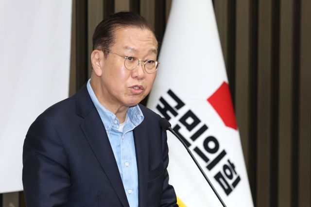 권영세 국민의힘 비상대책위원장이 대선 후보 단일화와 관련해 전 당원을 대상으로 찬반 조사를 실시한다고 6일 발표했다. 사진은 이날 국회에서 열린 의원총회에서 관련 내용을 설명하던 권 비대위원장. /사진=뉴스1