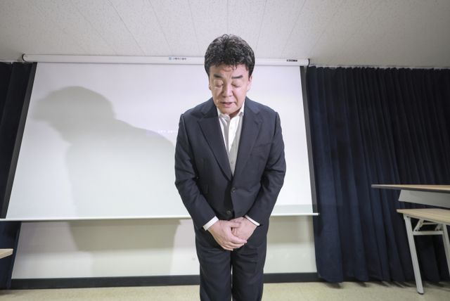 경찰이 자사 제품의 원산지를 허위로 광고했다는 의혹을 받는 백종원 더본코리아 대표에 대한 수사에 착수했다. 사진은 지난 3월 더본코리아 주주총회에 참석했던 백 대표 모습. /사진=뉴시스