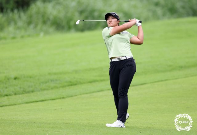 메이저 통산 3승을 기록한 유해란이 여자골프 세계랭킹 5위에 올랐다. 사진은 유해란이 지난 2022년 열린 한국여자프로골프투어(KLPGA) 한화 클래식 2022 1라운드 경기에서 6번홀 아이언샷을 시도하던 모습. /사진=KLPGA(뉴스1)